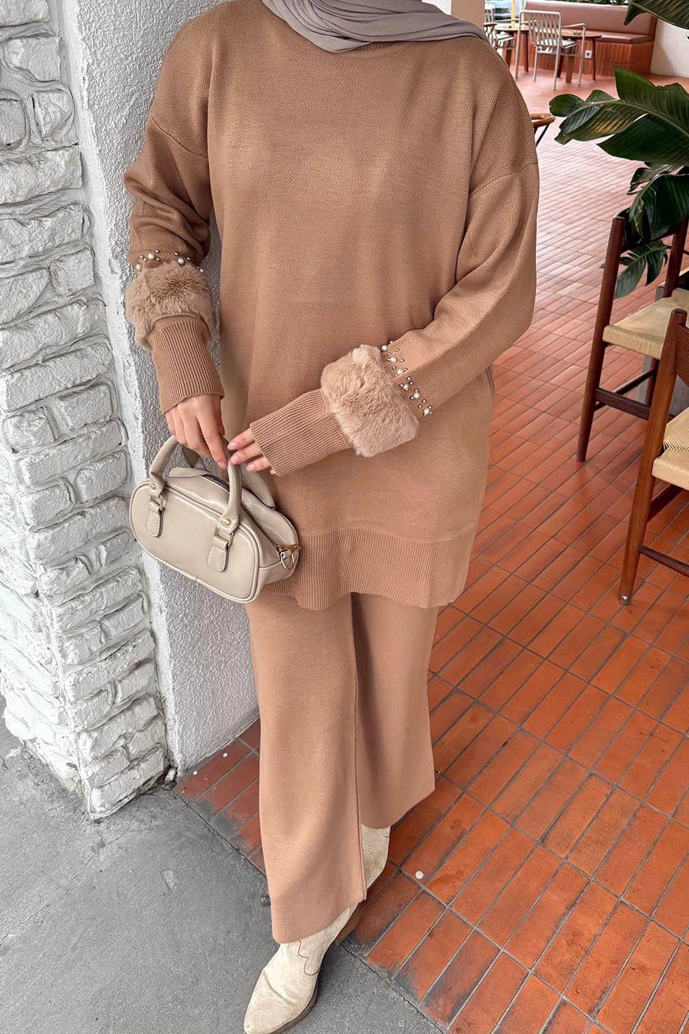 Kol Peluş Detaylı Triko Takım Camel
