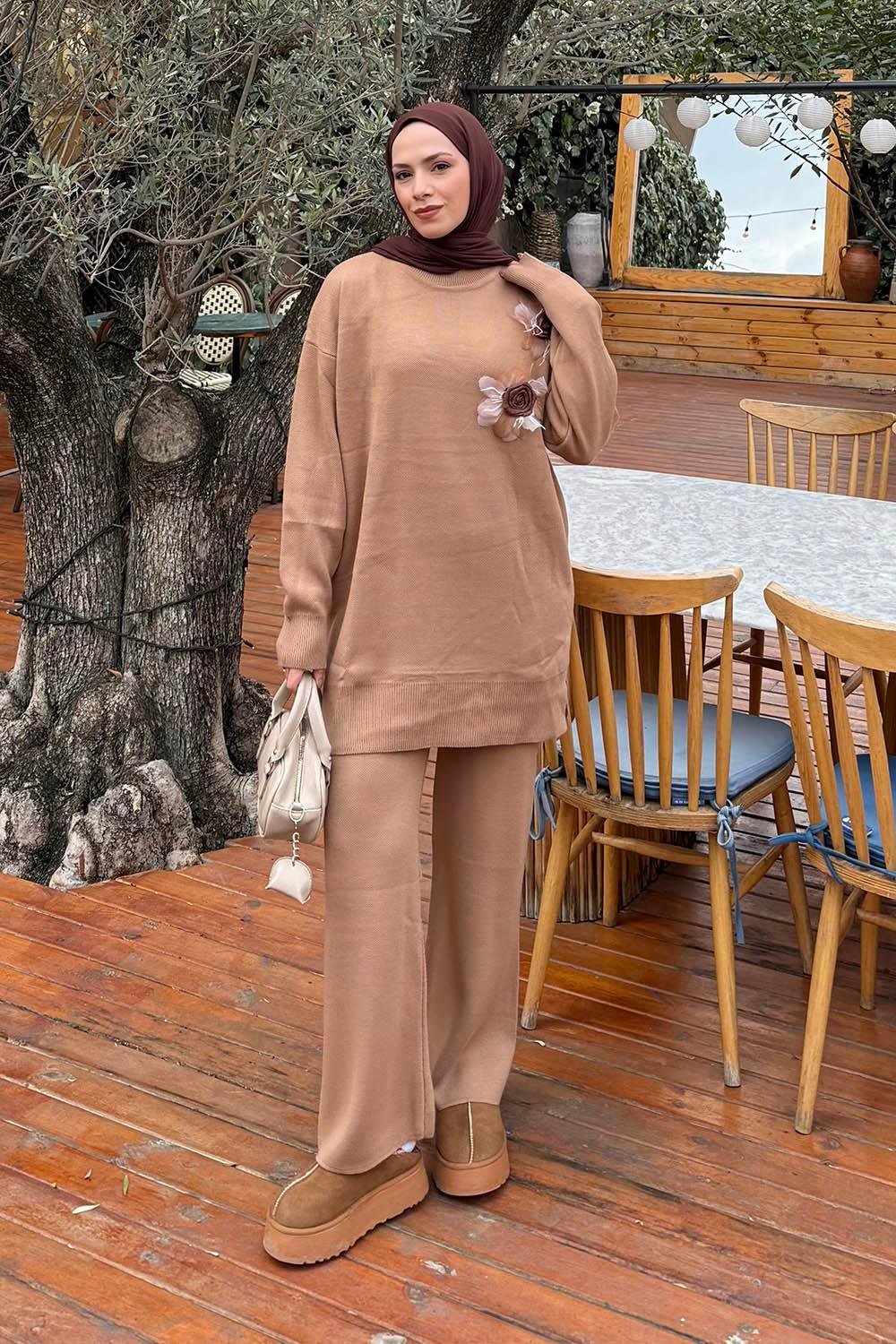 Aksesuarlı Triko Takım Camel