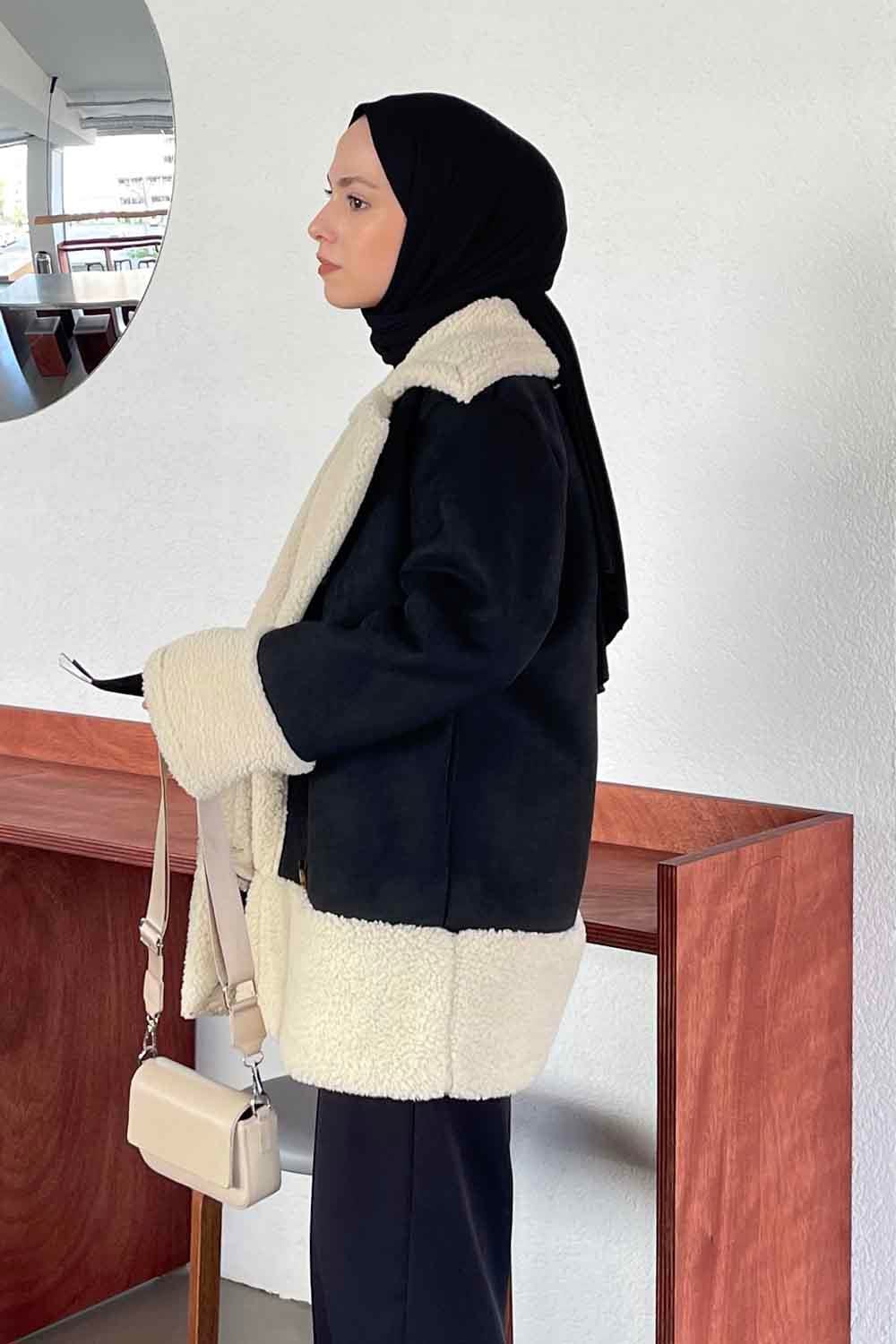 Önü Boydan Düğmeli Kürklü Mont Siyah