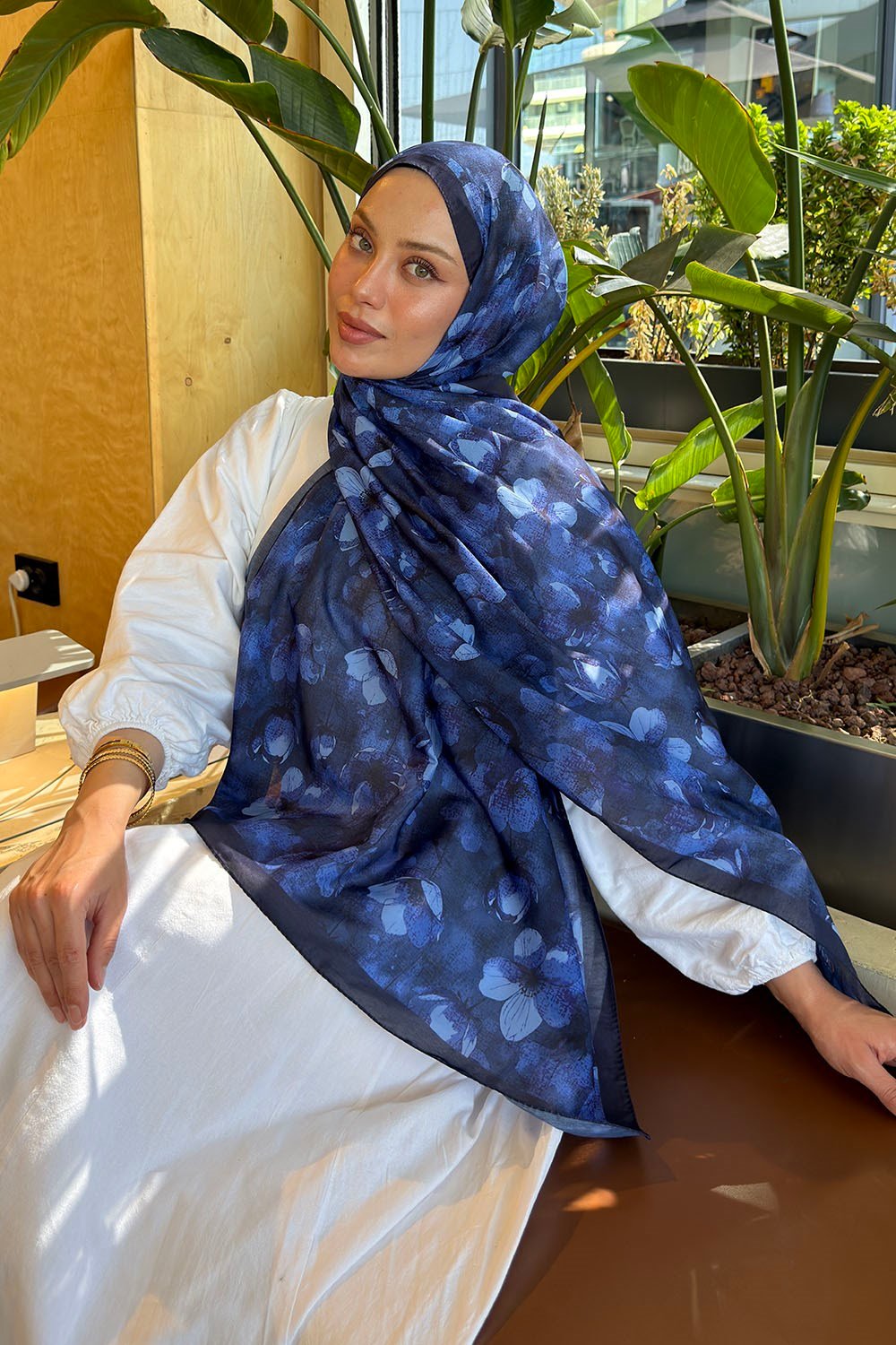 Çiçek Desen Lara Soft Şal Lacivert