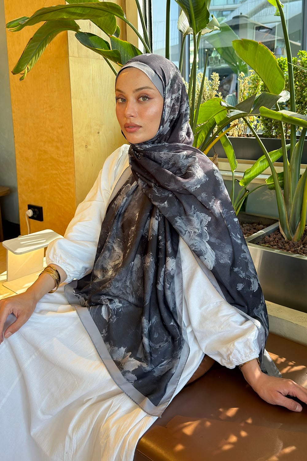 Gül Çiçek Desen Lara Soft Şal Siyah