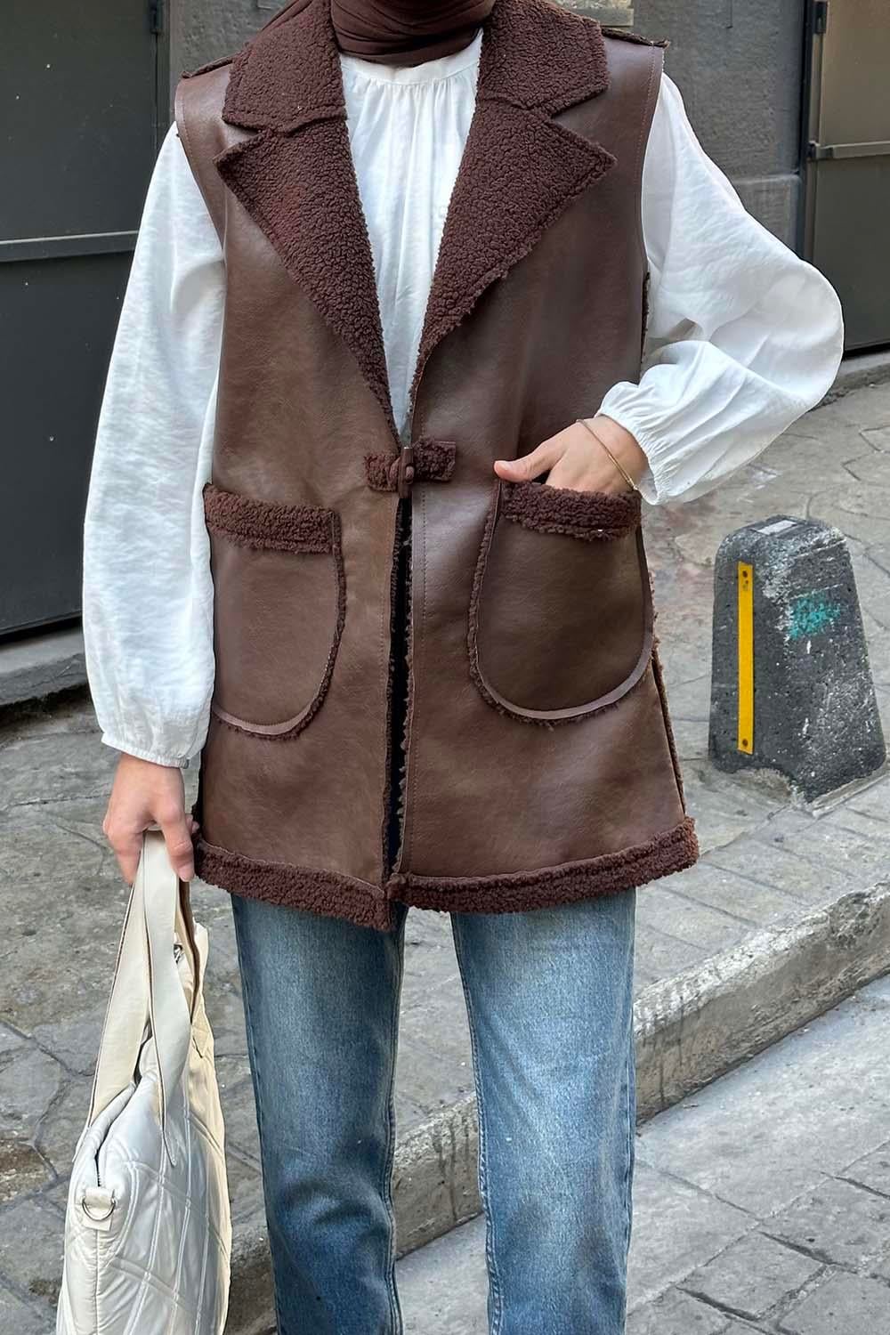 Garnili İçi Kürk Detaylı Deri Yelek Kahverengi