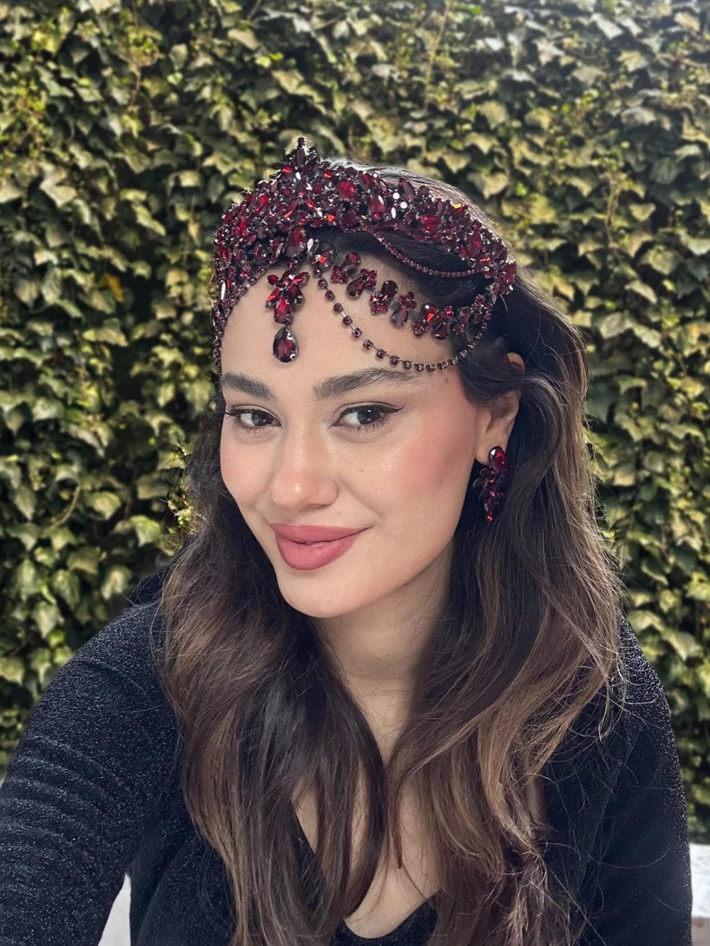 Bordo Model Kırmızı Alınlık ve Küpesi