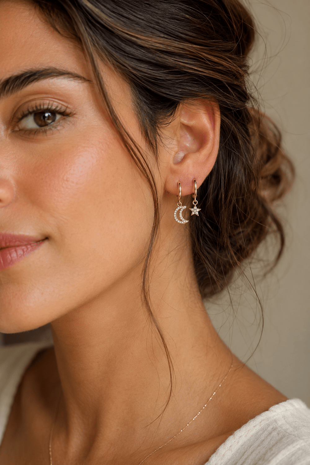 Minimal Ay Yıldız Charm Küpe – Zirkon Taşlı Asimetrik Halka Küpe (9 mm)