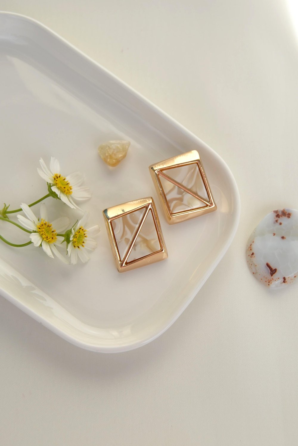 Modern Sedef Kare Küpe – Gold ve Krem Renkli Vintage Küpe