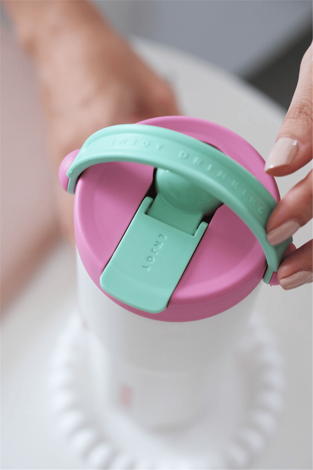 Pembe Kişiye Özel 680 Ml Kulplu, Pipetli ve Çay Süzgeçli Termos