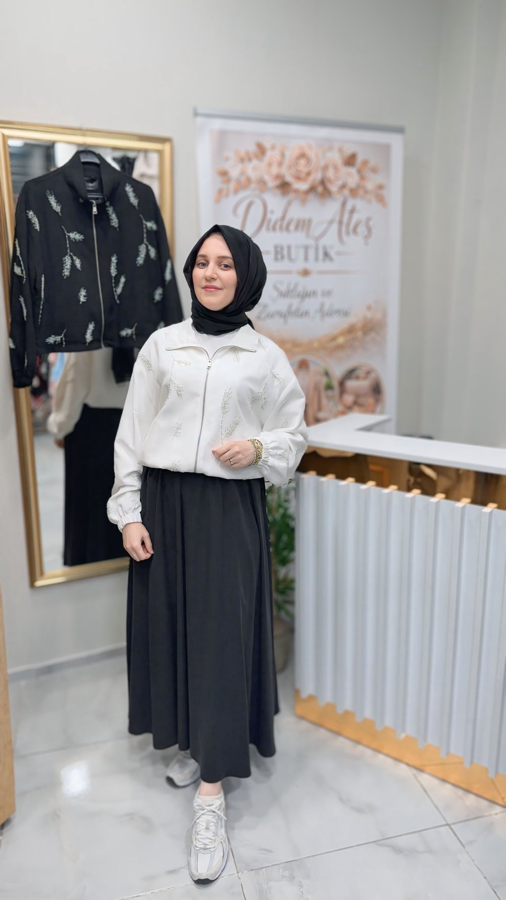 Boncuk İşleme Desenli İthal Kısa Ceket