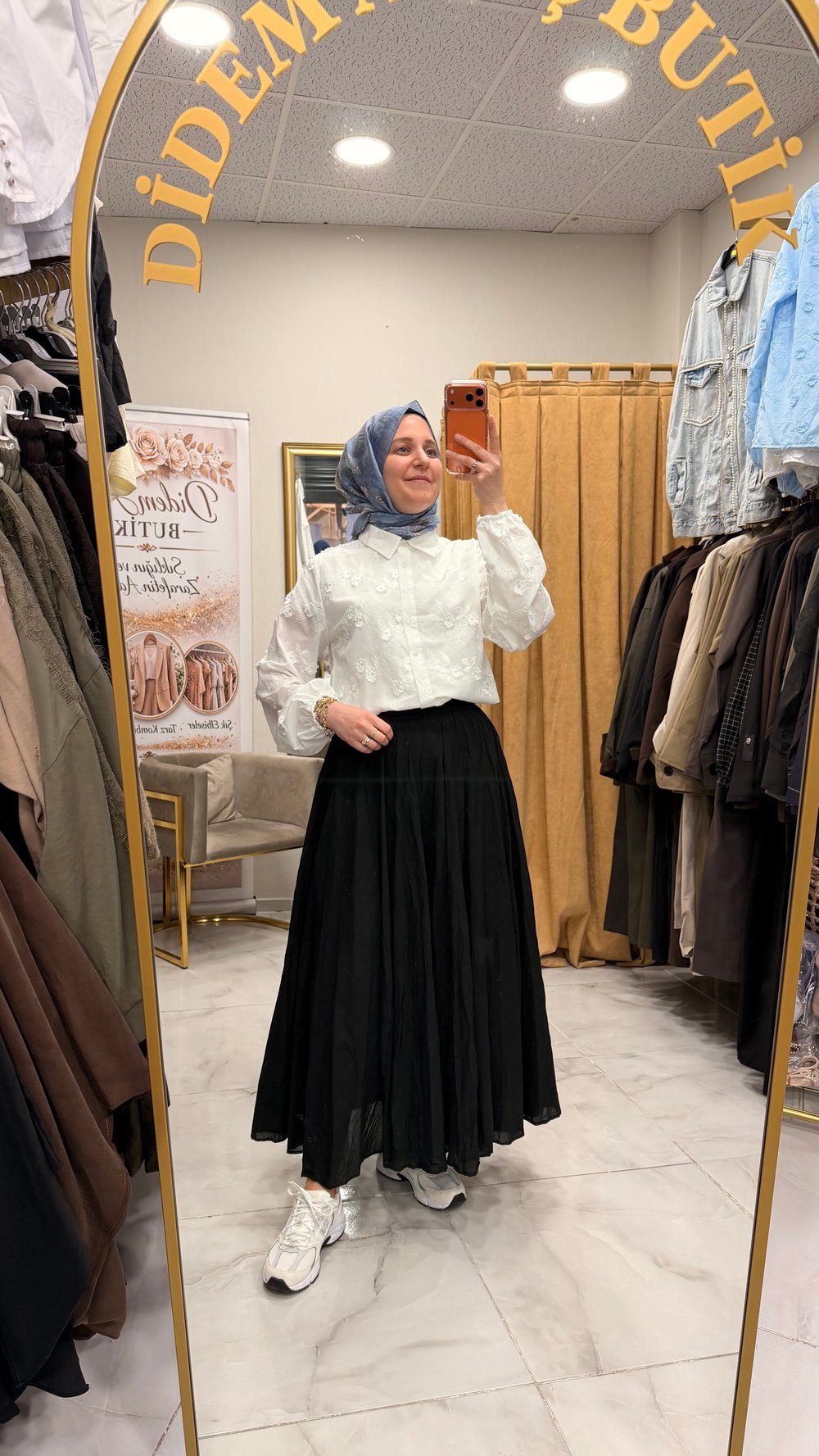Çiçek Desen Marka Gömlek-Beyaz