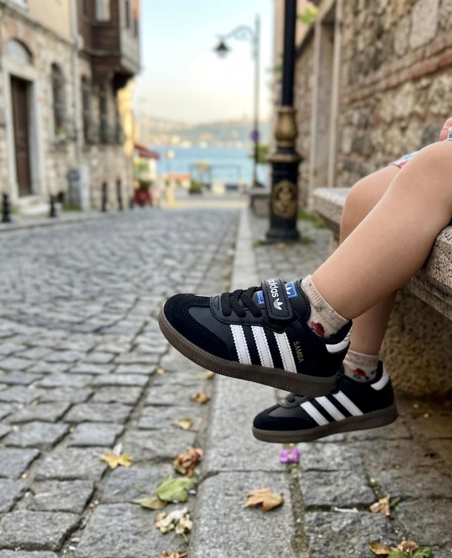 26/35 Numara Siyah Beyaz Çizgili Çocuk Spor Ayakkabı