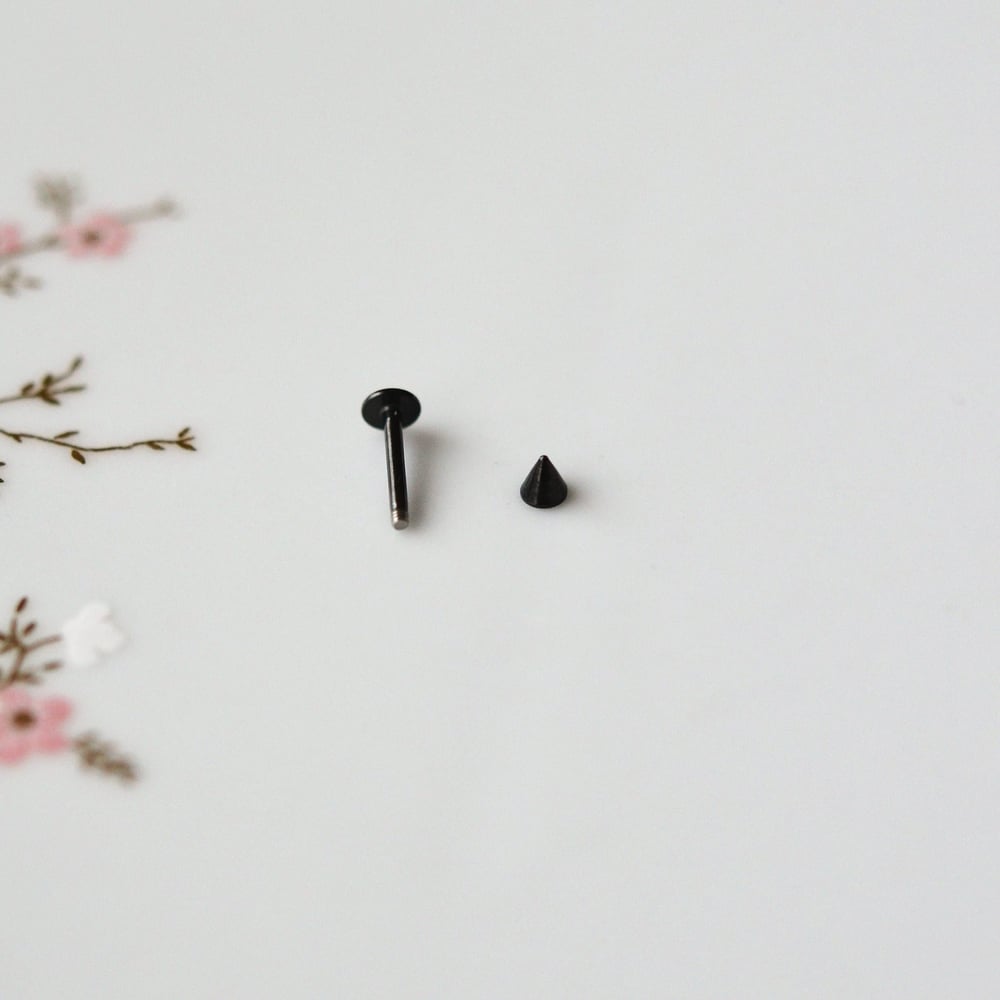 Cerrahi Çelik Sivri Uçlu Tragus Piercing Helix Kıkırdak 8 mm Siyah Renk