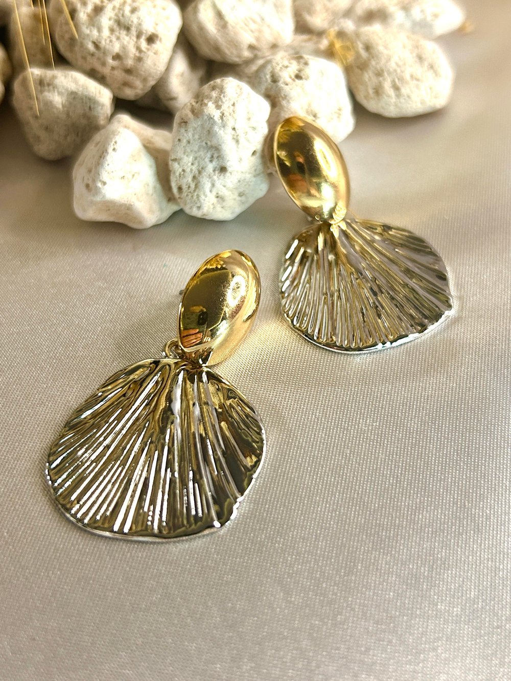 DENİZ KABUĞU ÇELİK KÜPE