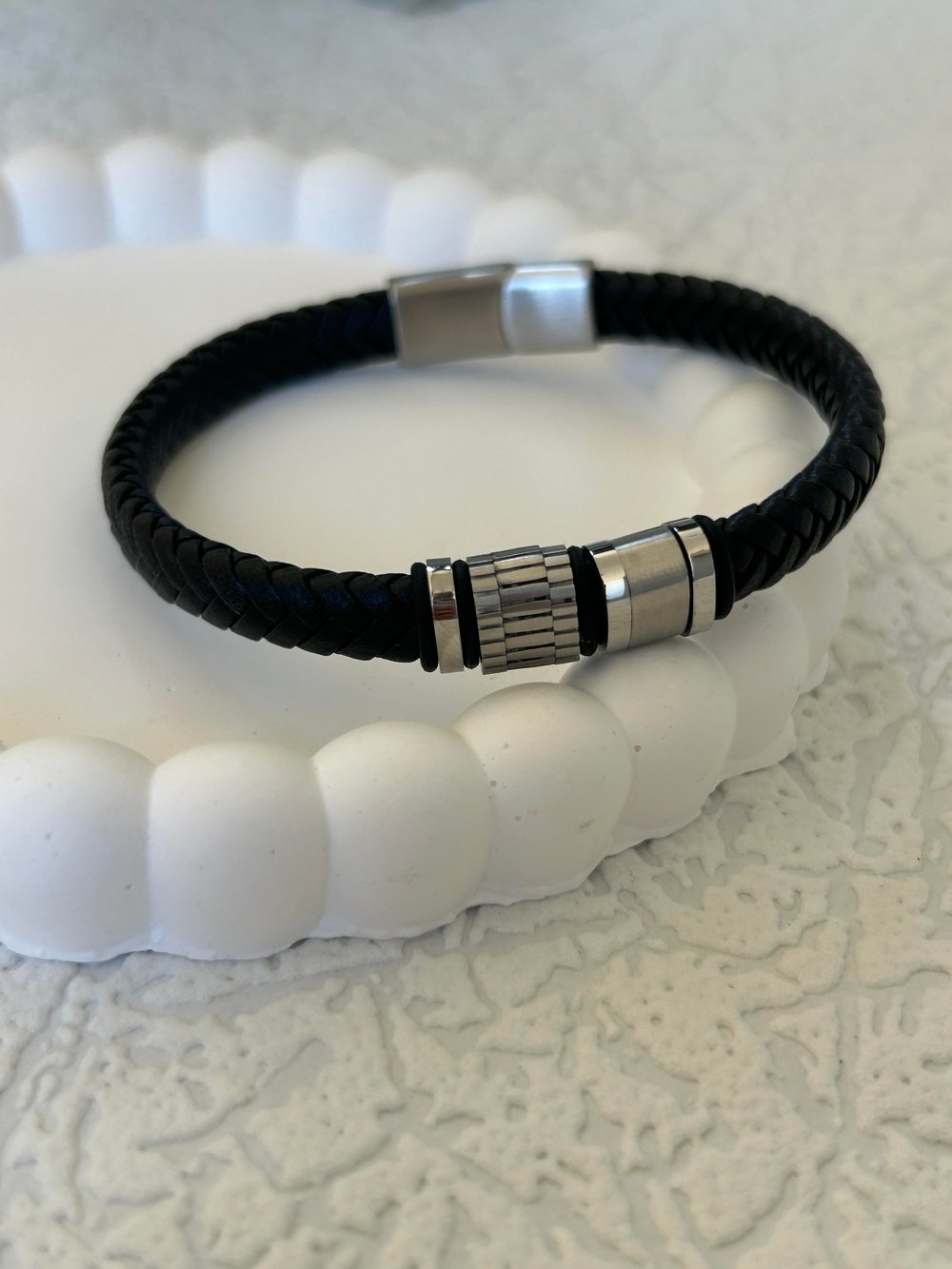 Gümüş Renk Detay Siyah Deri Bileklik