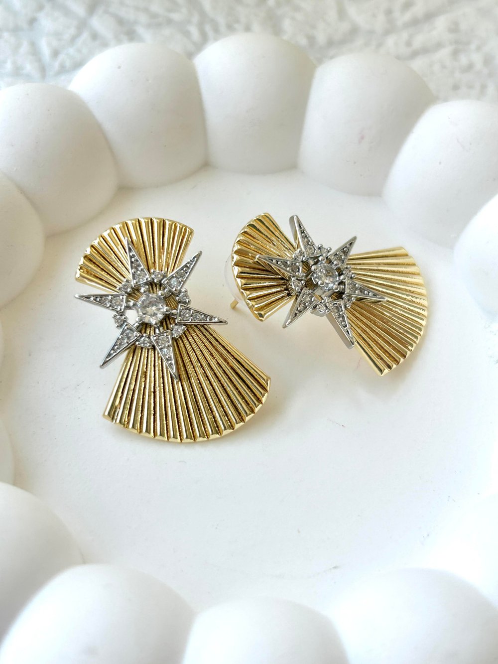 Premium Zirkon Taş Detay Gold Yıldız Küpe