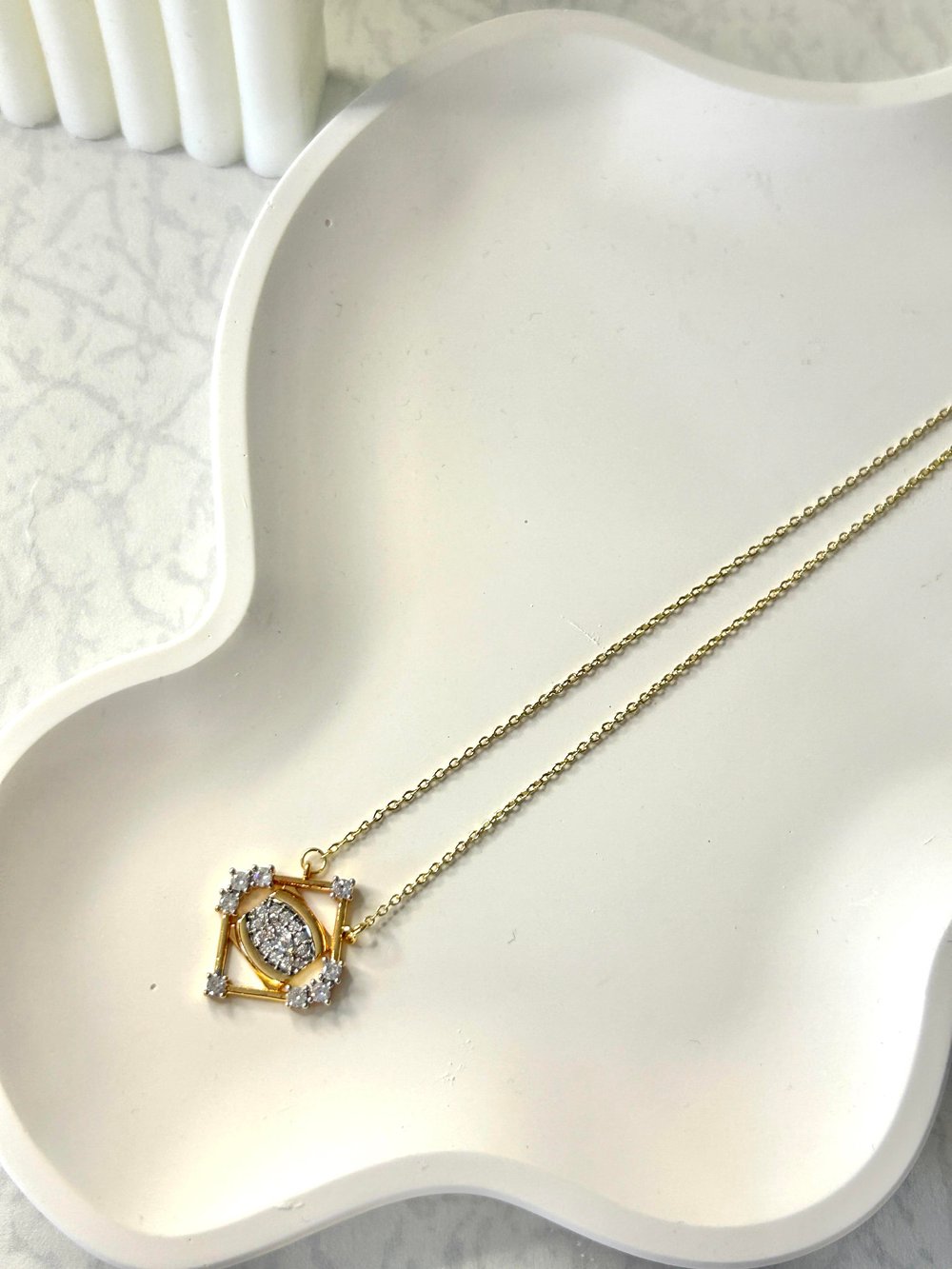 Premium Zirkon Taşlı Çerçeve Göz Kolye