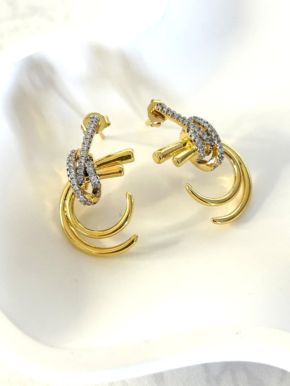 Premium Zirkon Taşlı Tasarım Çengel Gold Küpe