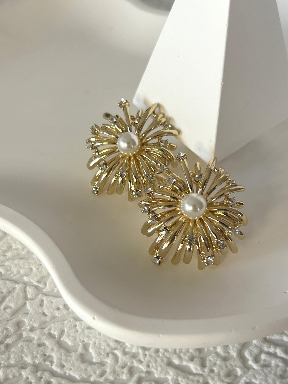 TAŞLI İNCİLİ GOLD ÇELİK KÜPE