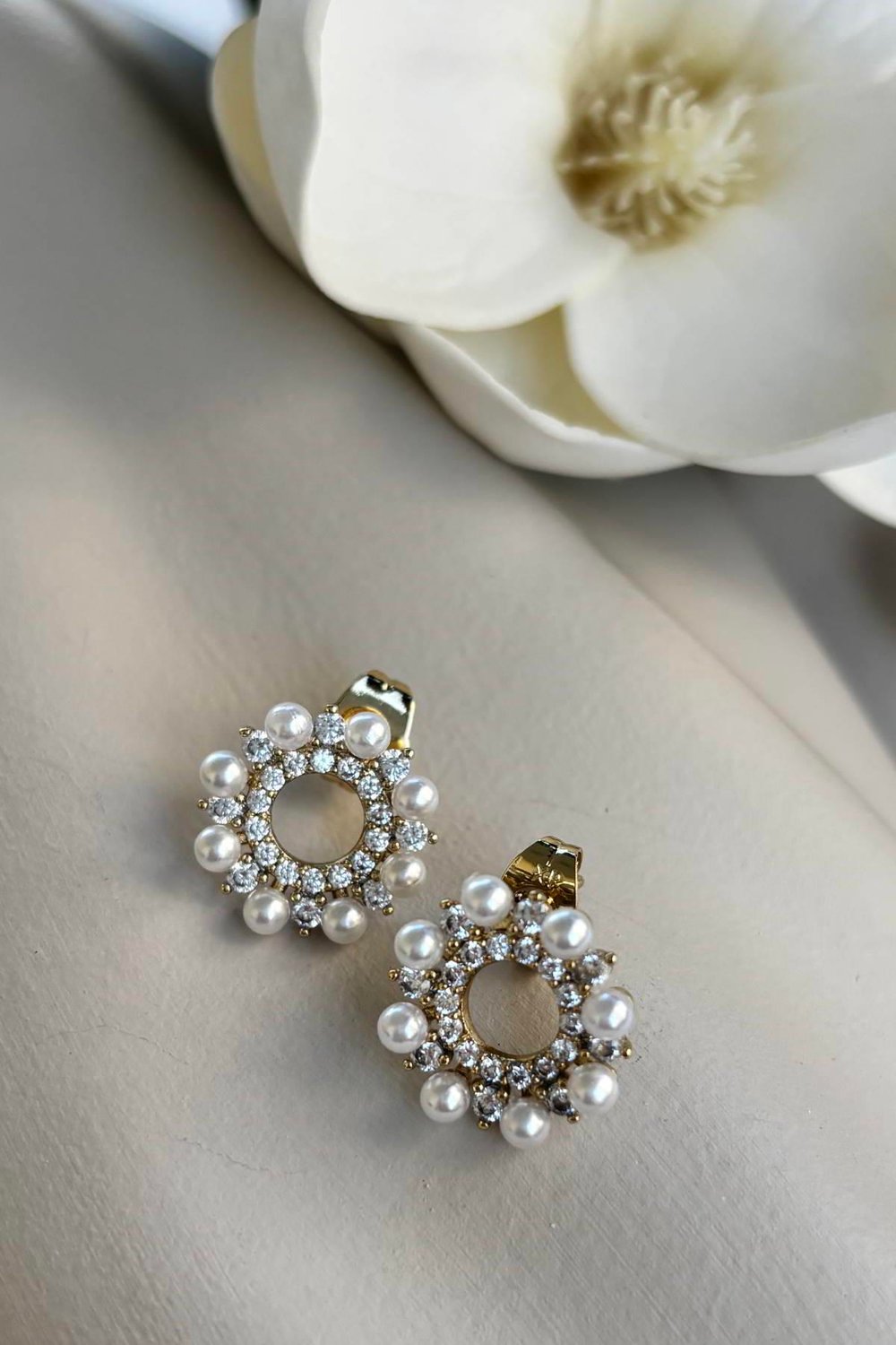 Xuping 14K Sıra İnci Taşlı Minimal Küpe