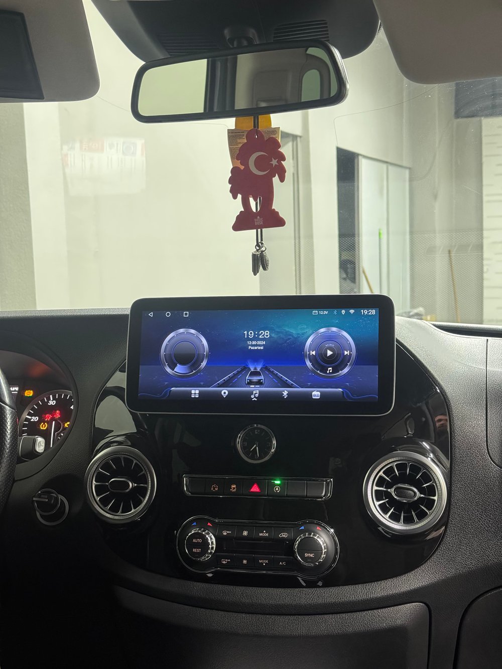 MERCEDES VITO 12.3 AMBİYANSLI 4/64 UYUMLU ANDROID MULTİMEDYA (2014+)