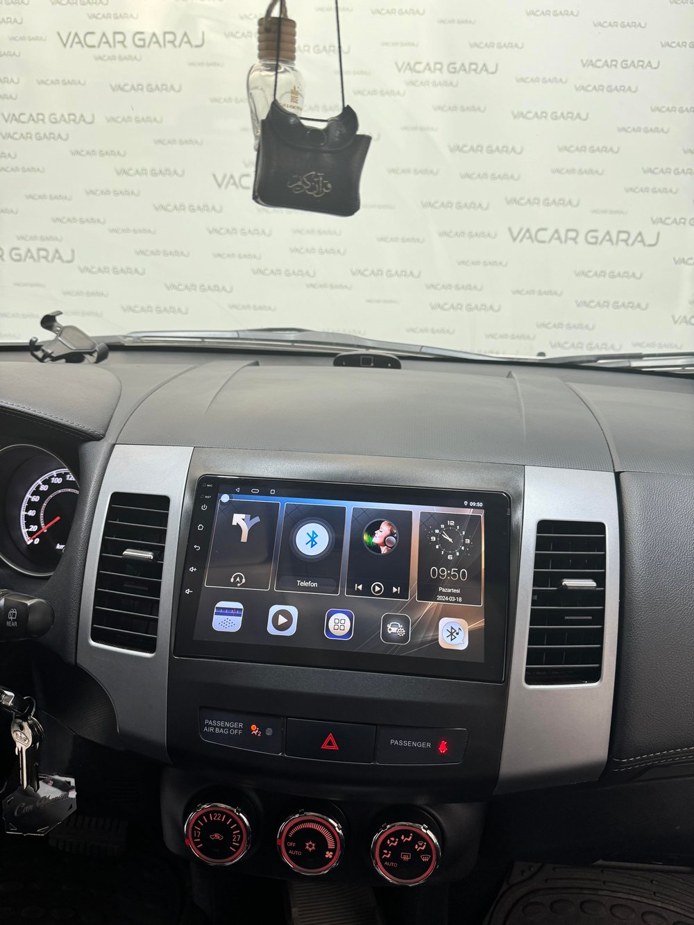MITSUBISHI OUTLANDER 9