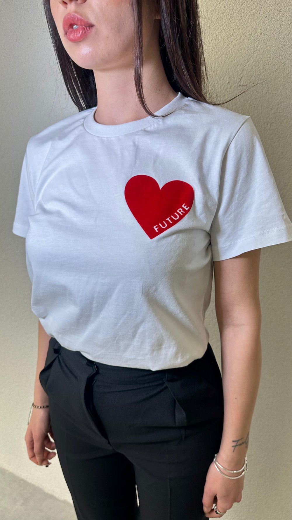 KALP DETAYLI BASIC TSHIRT
