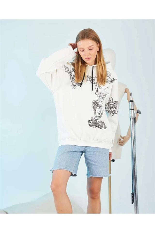 Kapüşonlu Üç İplik Sweatshirt – Beyaz Strong Heykel Baskılı, Rahat Kalıp, Kanguru Cepli Modern Tasarım