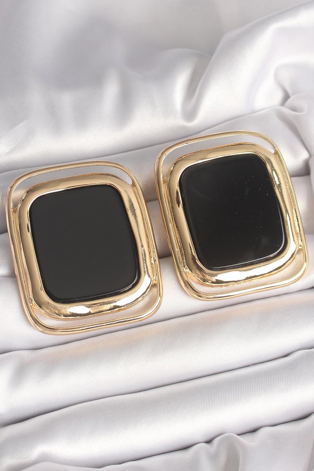 Pirinç Gold Renk Siyah Mineli Kare Model Kadın Küpe