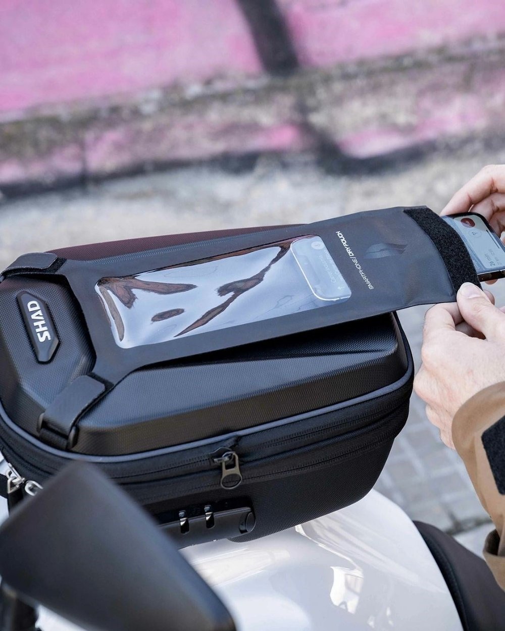 SHAD E09CL Pro Tank Çantası - Click System - MotoDede