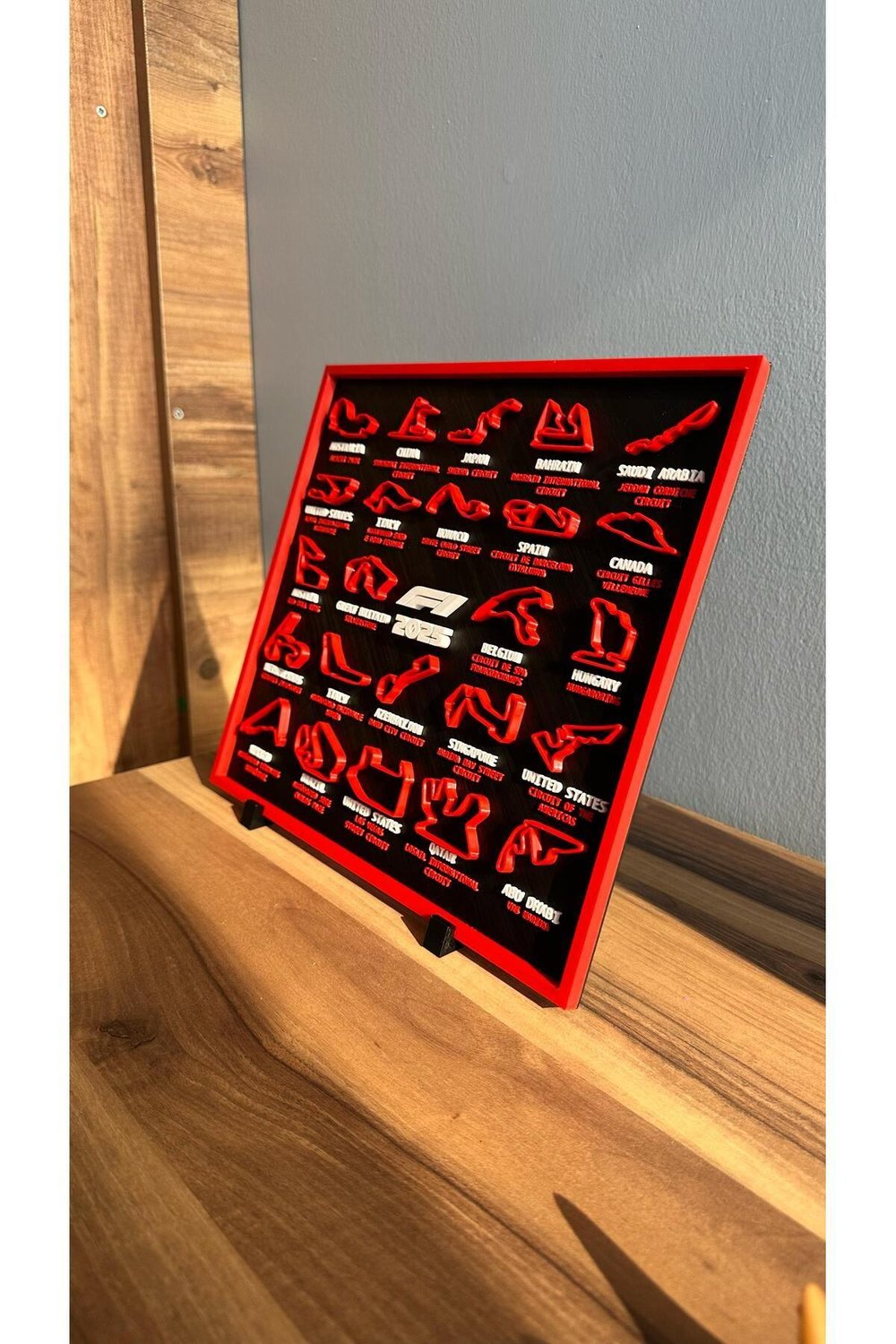 F1 Yarış Pistleri Tablosu Standlı (3D)