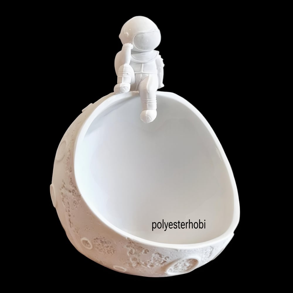 OB 2283 - Astronot Ay Üzerinde Biblo Anahtarlık Ham Polyester Obje 