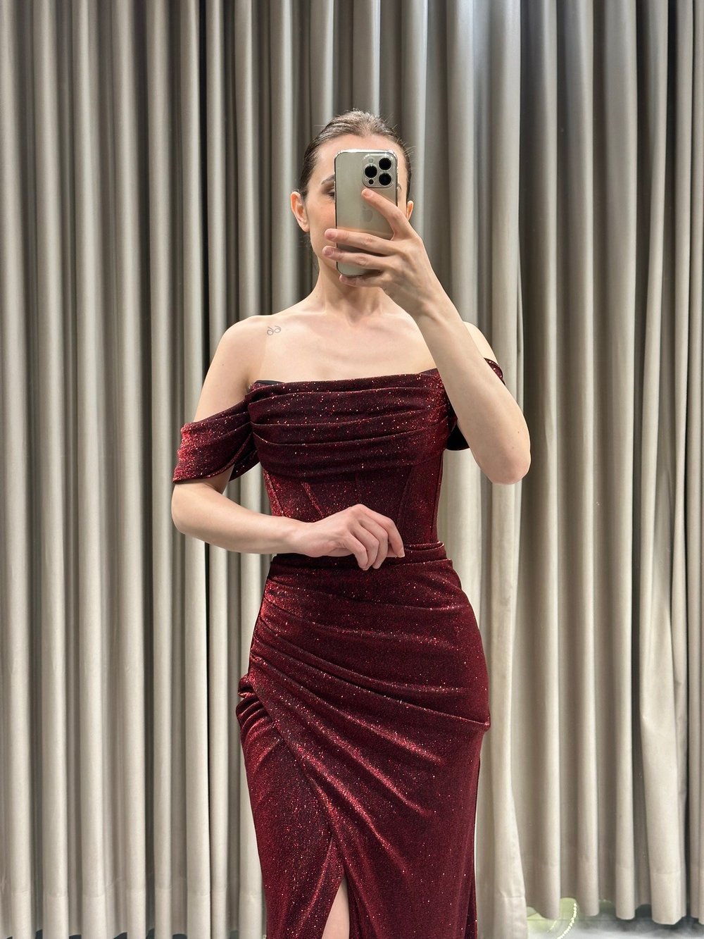 Bordo Simli Kumaş Madonna Kol Abiye Elbise | Kaleiçi Yıldızlar