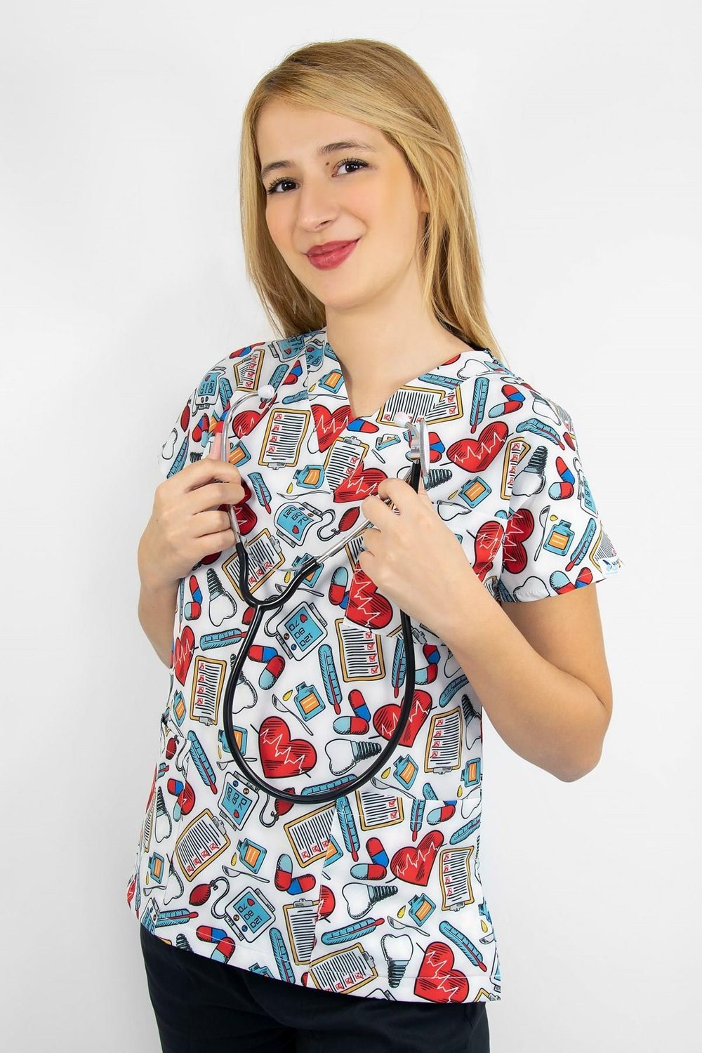 Beyaz İlk Yardım Desenli Likralı Doktor Hemşire Hastane Cerrahi Tek Üst Forma-Nur Medikal Giyim