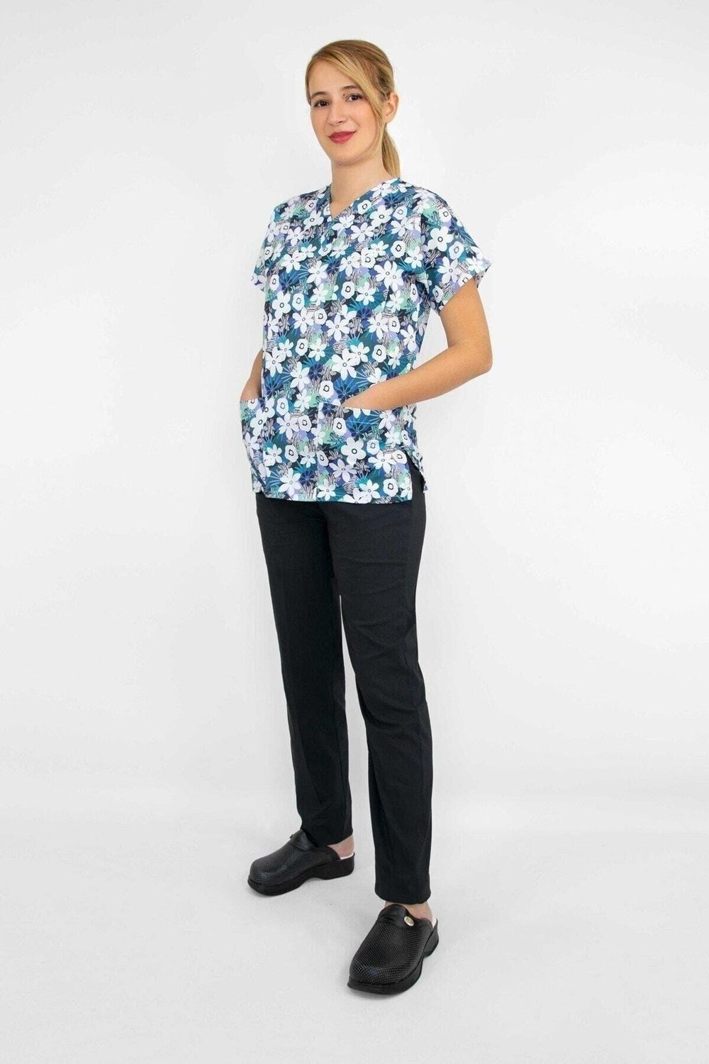 Doktor Cerrahi Hemşire Forması Beyaz Papatya Desenli Likralı Alt Üst Takım Forma Greys-Nur Medikal Giyim