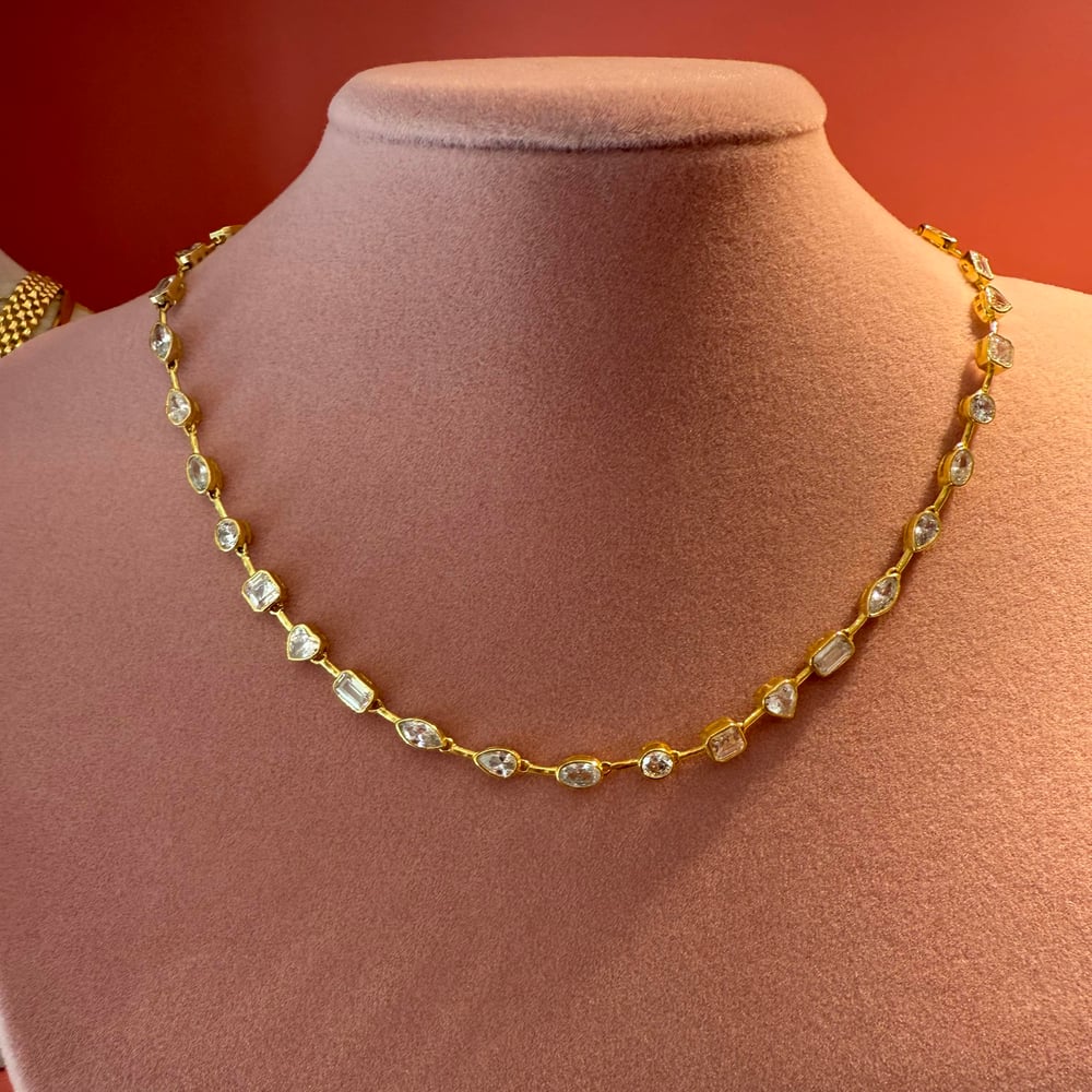 GEOMETRİK TAŞLI GOLD KOLYE