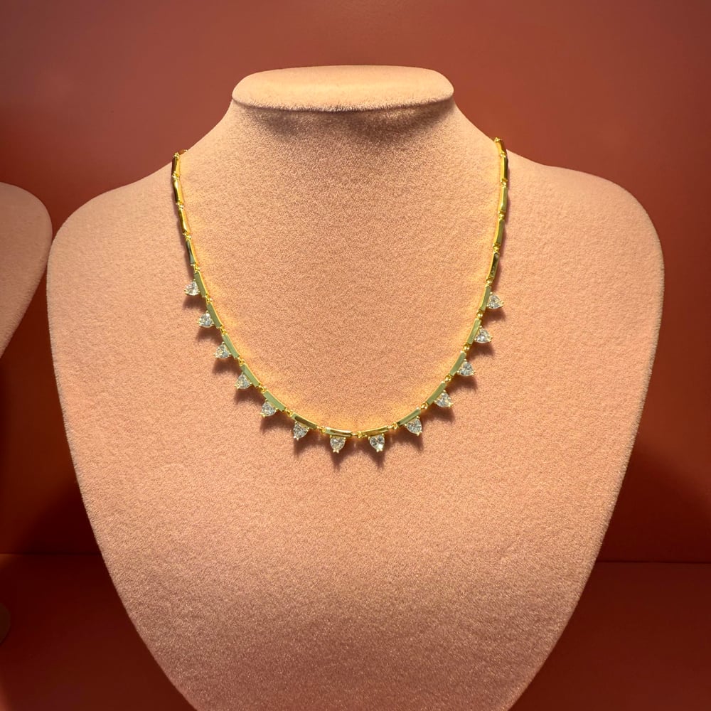 ÜÇGEN SIRALI BEYAZ TAŞLI GOLD KOLYE