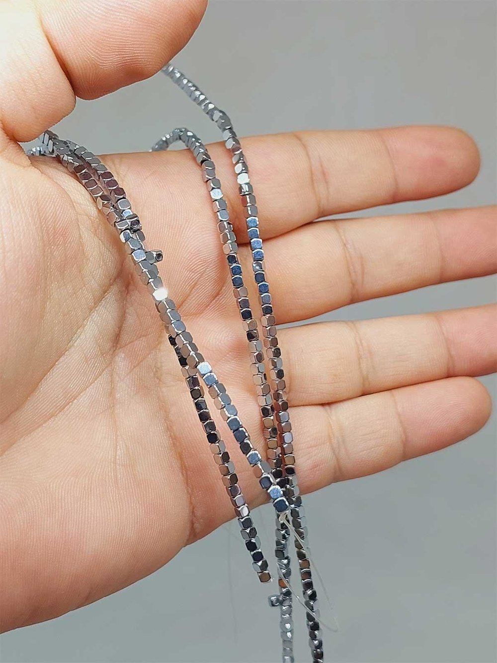 Çeyrek Dizi (9cm uzunluğundadır!) Hematit Taşı Küp Şekilli 2mm Çeyrek Dizi (52442)