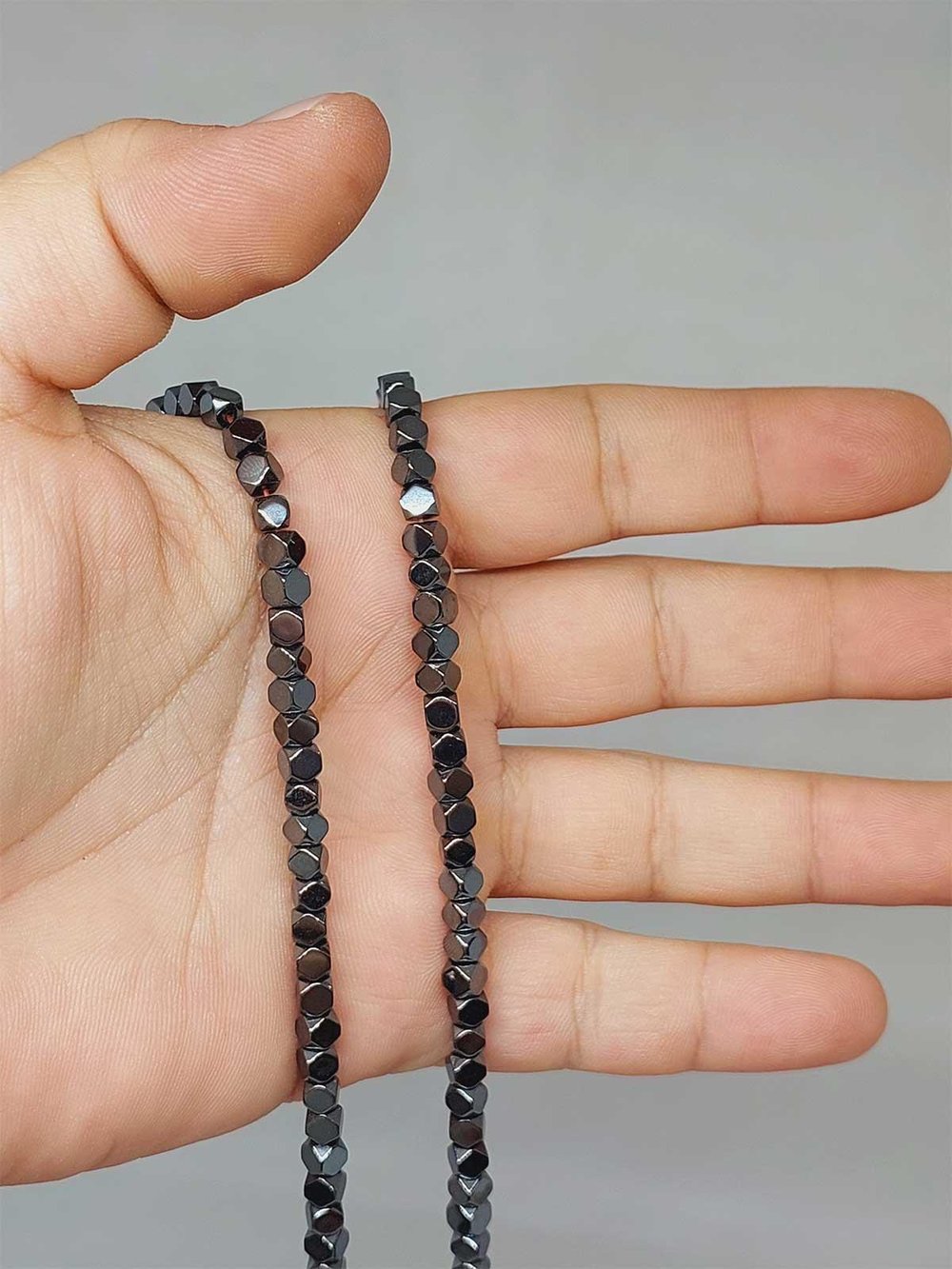 Çeyrek Dizi (9cm uzunluğundadır!) Hematit Taşı Şekilli 3.5*3.5mm Çeyrek Dizi (52326)