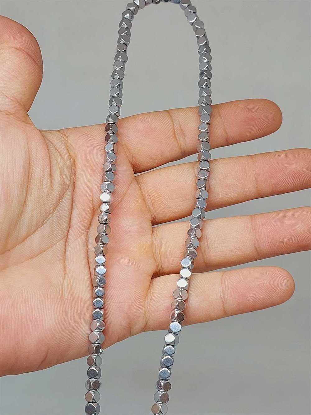 Çeyrek Dizi (9cm uzunluğundadır!) Hematit Taşı Şekilli 3.5*3.5mm Çeyrek Dizi (52324)