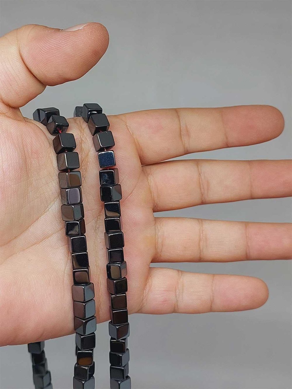Çeyrek Dizi (9cm uzunluğundadır!) Hematit Taşı Küp Şekilli 6mm Çeyrek Dizi (52376)