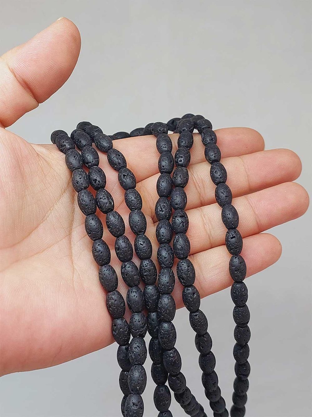 Çeyrek Dizi (9cm uzunluğundadır!) Lav Taşı Arpa Kesim Çeyrek Dizi 6*8.5mm (49970)