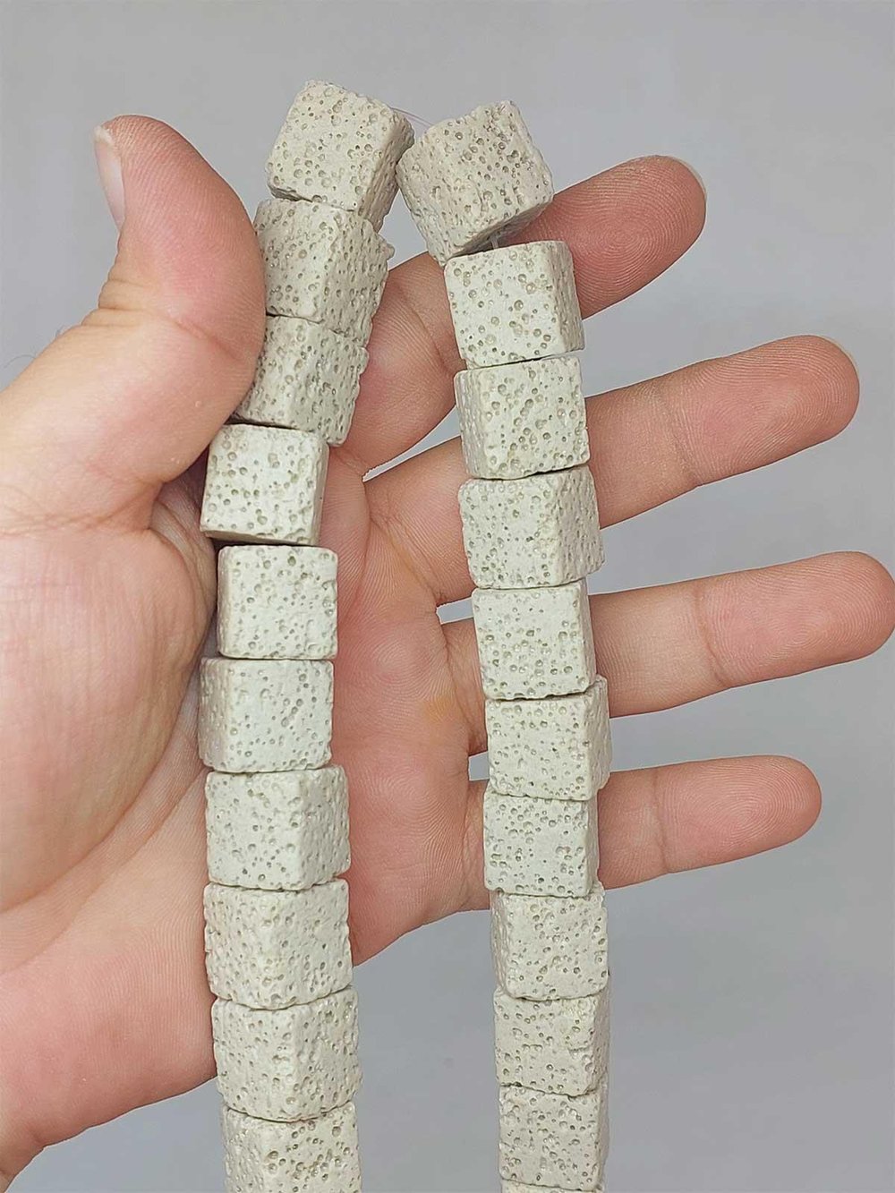 Çeyrek Dizi (9cm uzunluğundadır!) Lav Taşı Krem Küp Şekilli Çeyrek Dizi 14*14mm (51636)