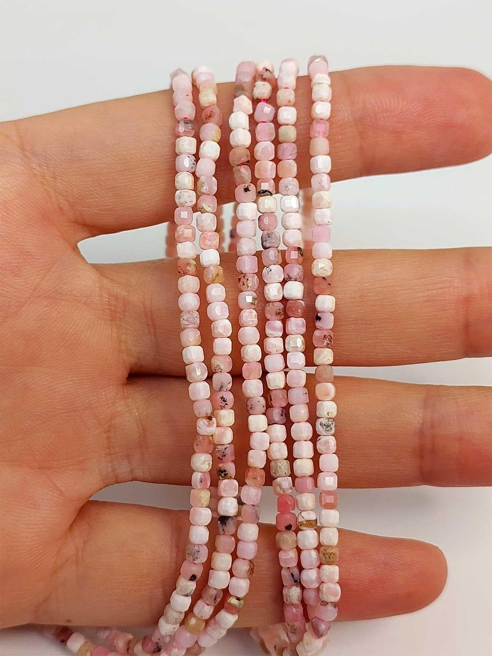 Çeyrek Dizi (9cm uzunluğundadır!) Pembe & Beyaz Opal Taşı Küp Şekilli Çeyrek Dizi 2.5mm (45310)