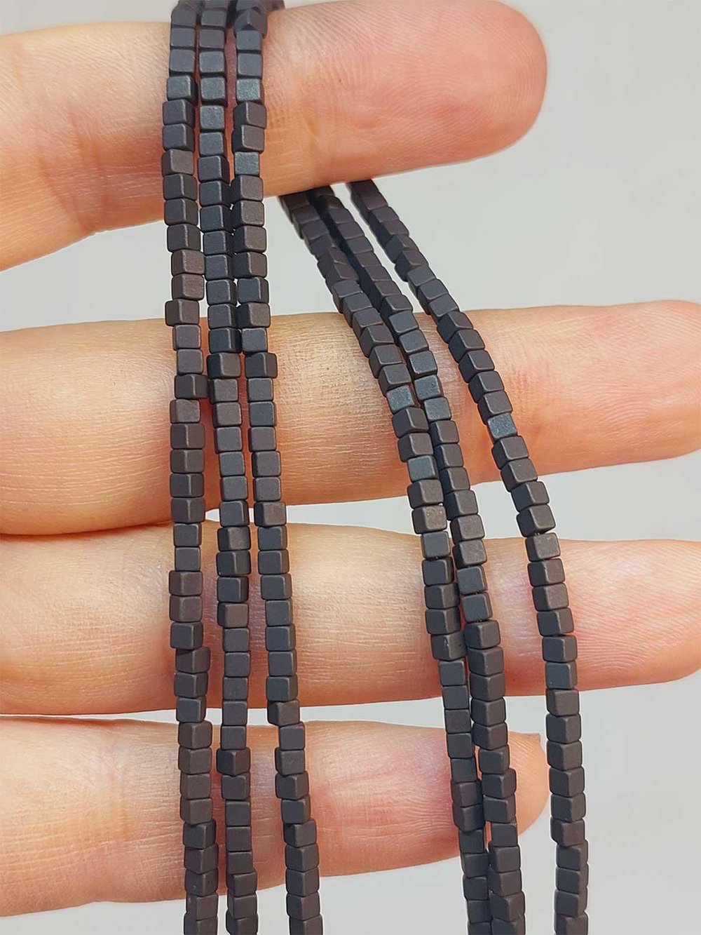 Hematit Taşı Dizi 2*2mm (49644) YARIM Dizi (17cm uzunluğundadır)