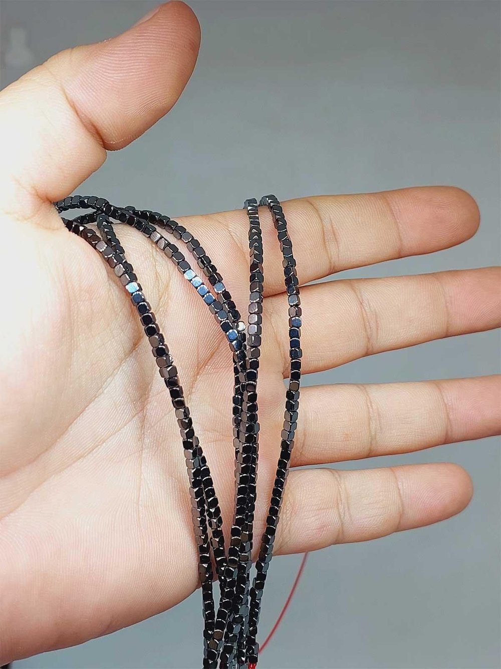 Hematit Taşı Küp Şekilli 2mm YARIM Dizi (52440) (17cm uzunluğundadır)
