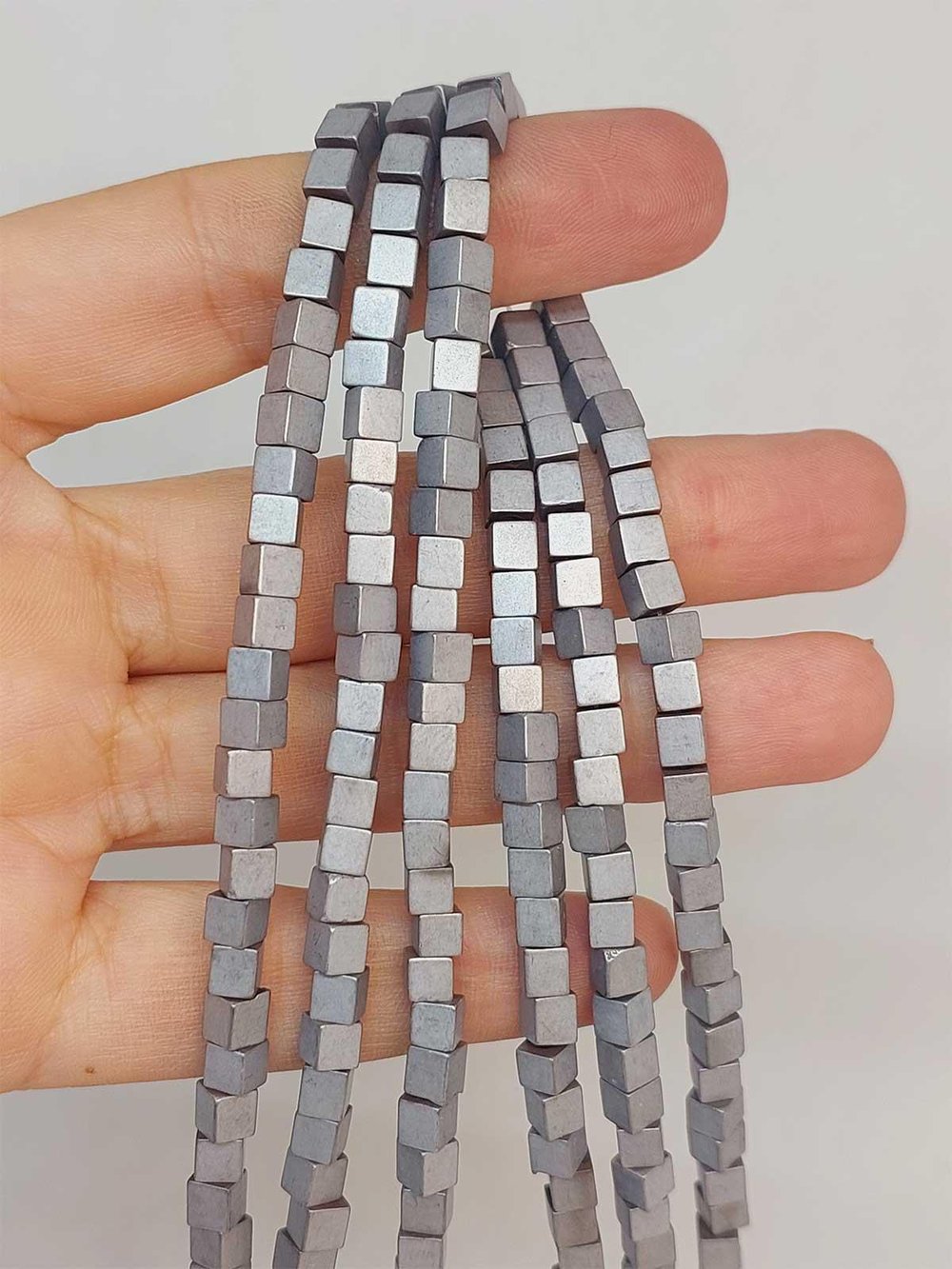 Hematit Taşı Küp Şekilli 4mm YARIM Dizi (49668) (18cm uzunluğundadır)