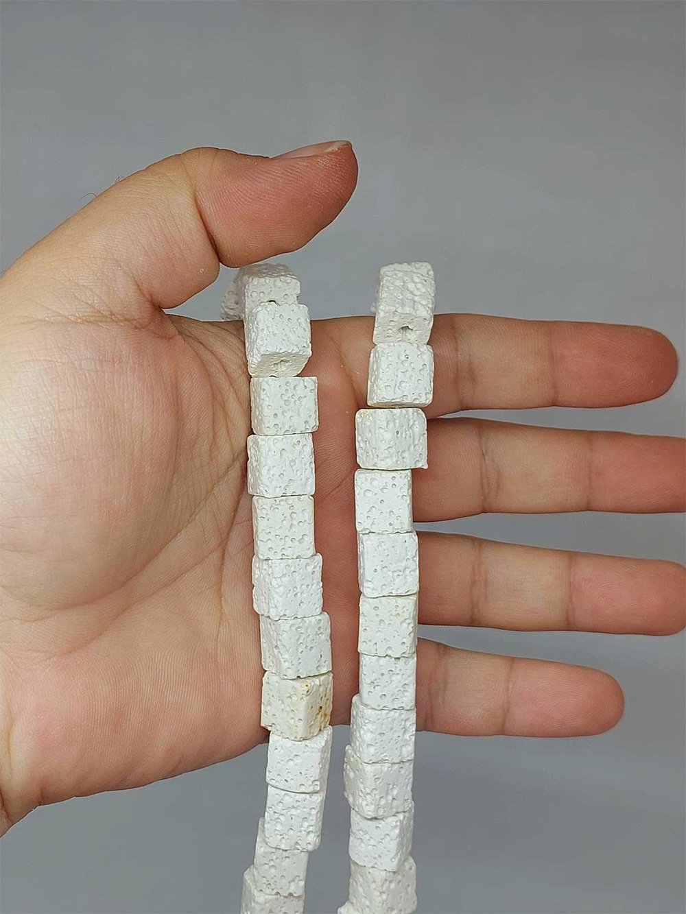 Lav Taşı Beyaz Küp Şekilli YARIM Dizi 10*10mm (51632) (18cm uzunluğundadır)