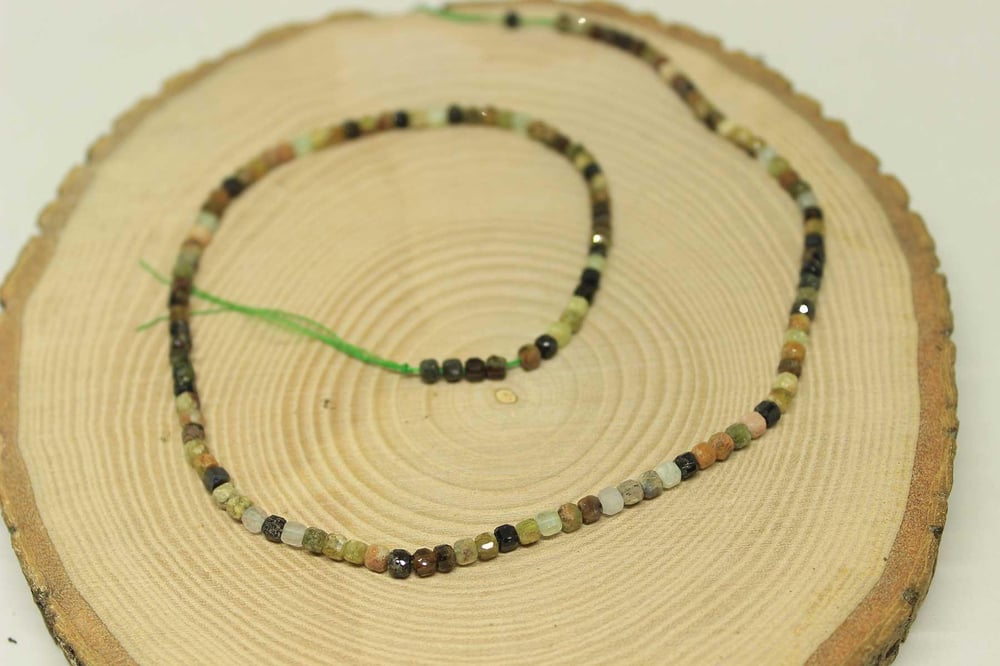 Yeşil Lal (Granat) (Garnet) Taşı Küp Şekilli YARIM Dizi 2.5mm (17cm uzunluğundadır)