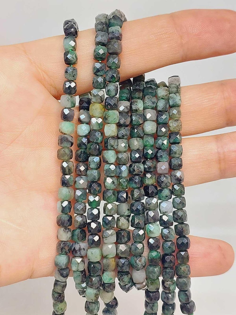 Zümrüt Taşı Küp Şekilli YARIM Dizi 4mm (45906) (18cm uzunluğundadır)