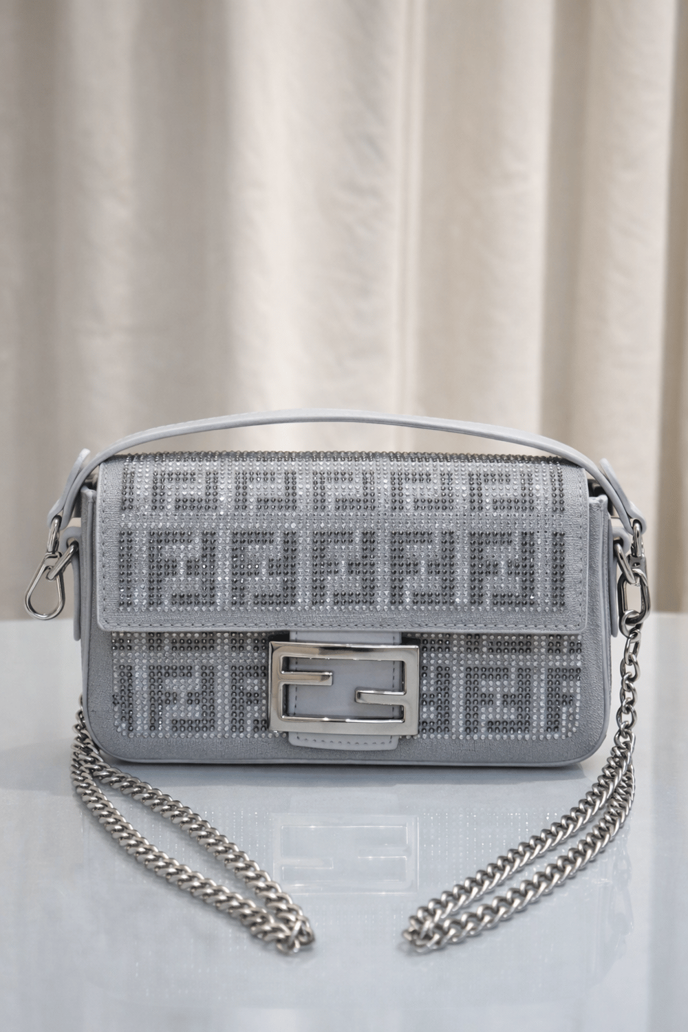 👜 Fendi Taş İşlemeli Omuz & Çapraz Çanta – Açık Gri