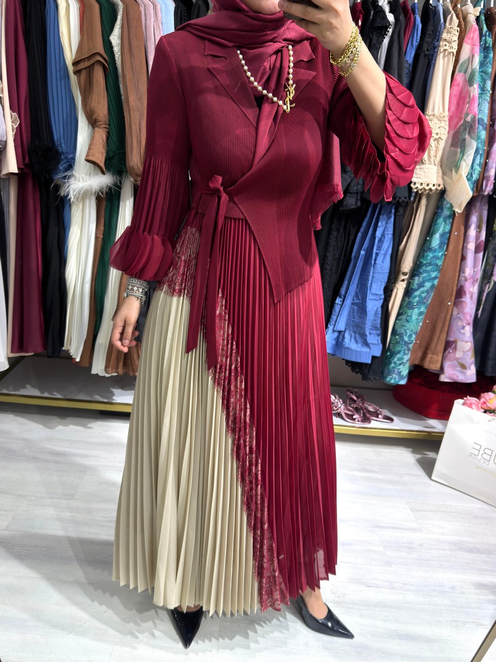 ✨ İthal Bordo Pileli Elbise – İki Renk Geçişli Tasarım