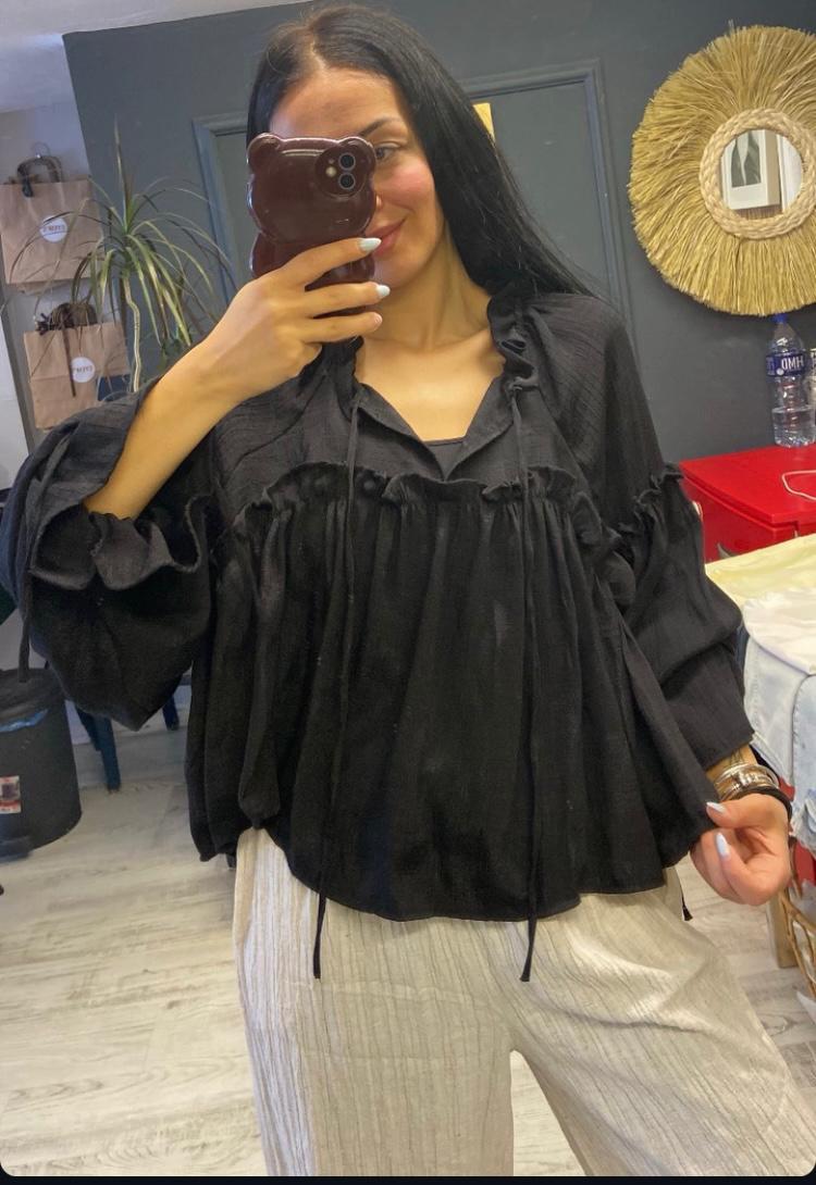 Siyah fırfırlı bluz
